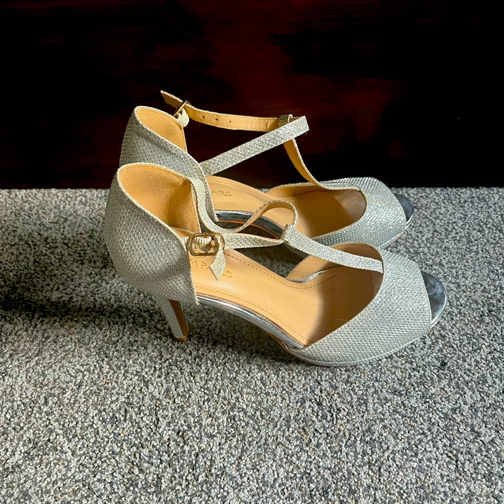Dream Pairs silver/sparkly heels. Size 8 1/2. Open toe, strappy heels.